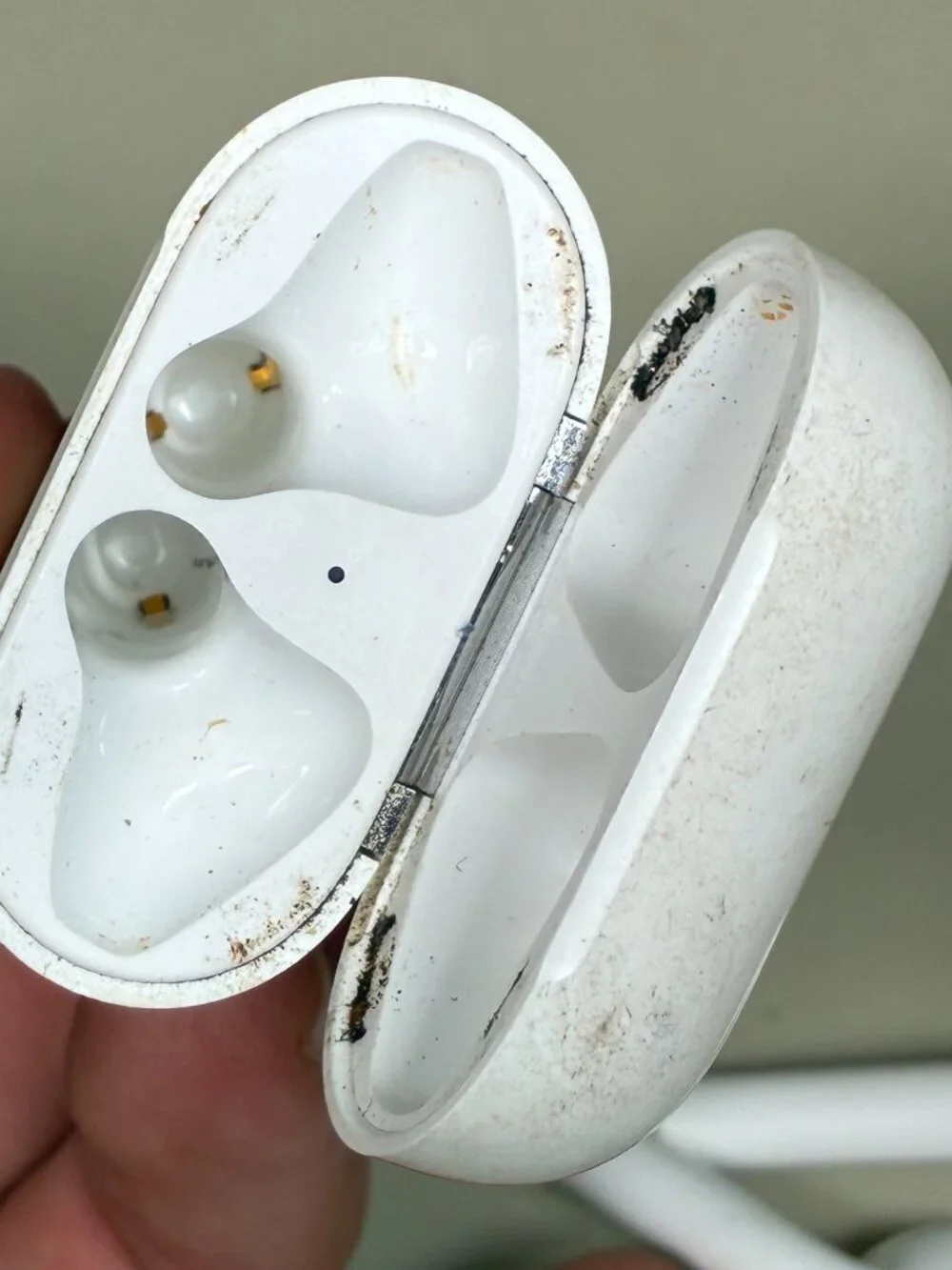 Apple AirPods 2nd Gen w/ Charging Case White Model A2031 Tested Working